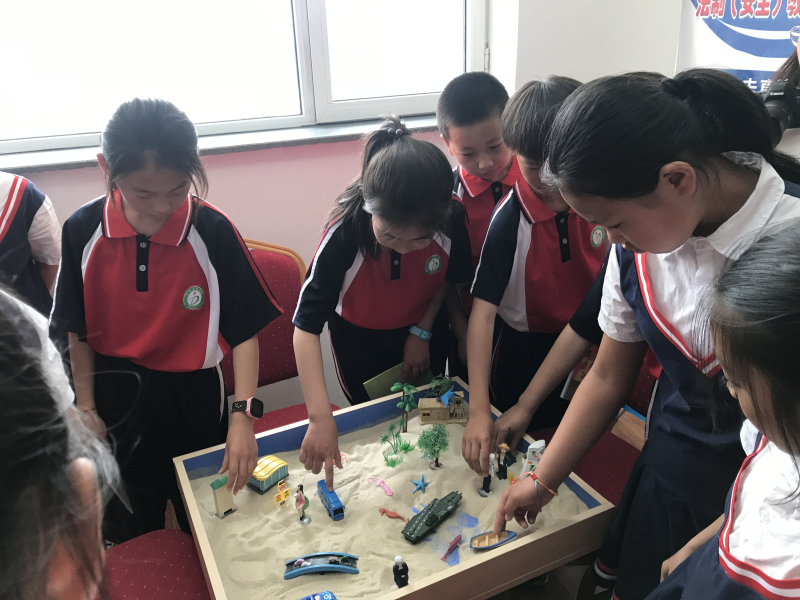 學(xué)生們“嘗試”進(jìn)行沙盤游戲_編輯