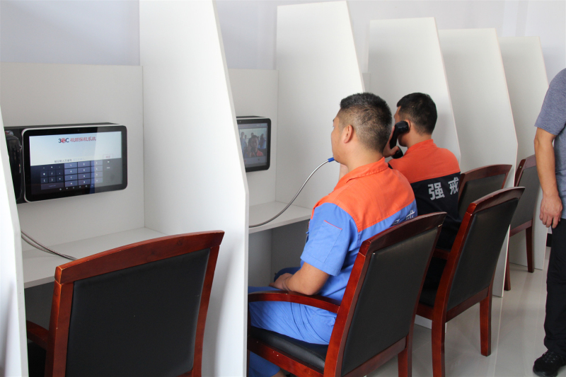 戒毒人員通過遠(yuǎn)程視頻探訪系統(tǒng)與家人“見面”_編輯