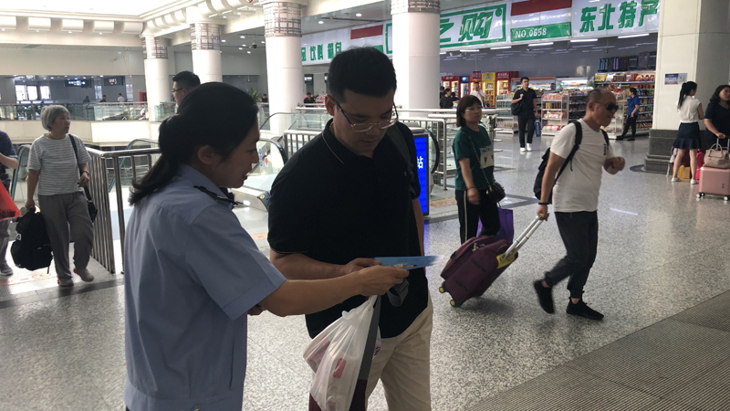 沈鐵民警向旅客發(fā)放戒毒宣傳冊