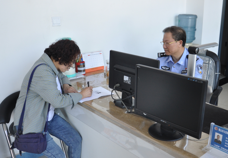 周成林為居民辦理業(yè)務(wù)_編輯