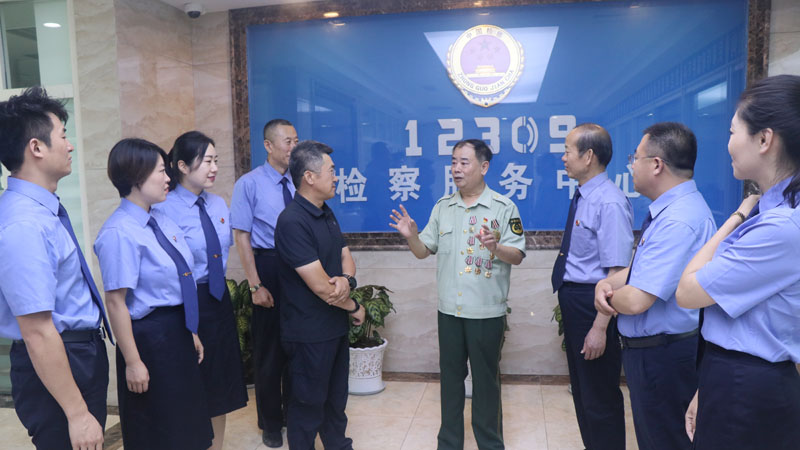 李忠怡（右4）在講紅色傳統(tǒng)