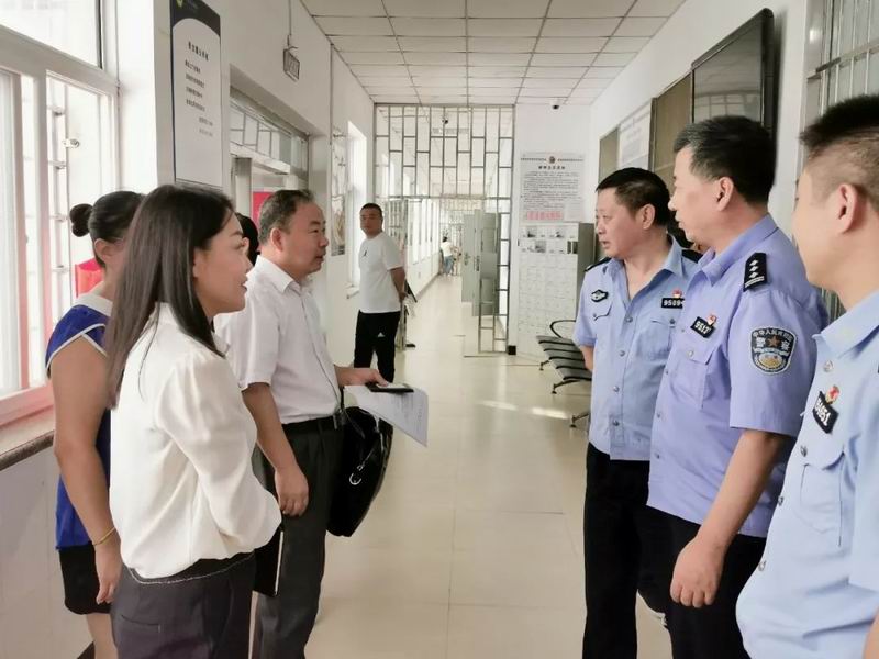 葫蘆島市法律服務(wù)中心工作人員與看守所民警現(xiàn)場(chǎng)交流