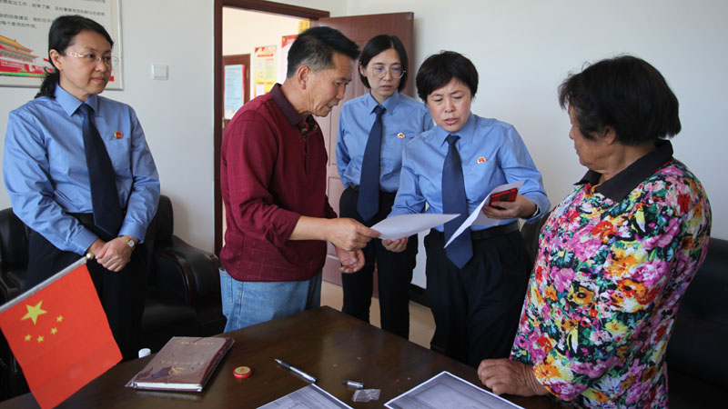 檢察官將救助款交給孩子的監(jiān)護(hù)人