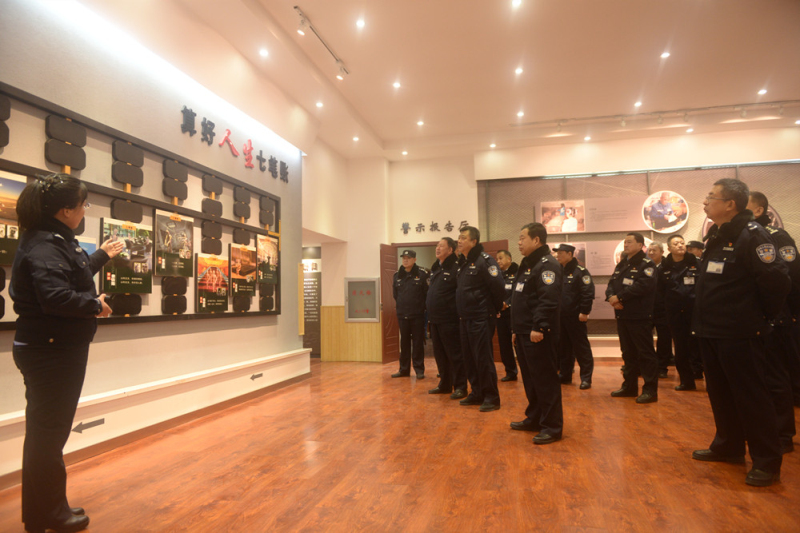 領導干部們認真聽講解 頭題配片_編輯