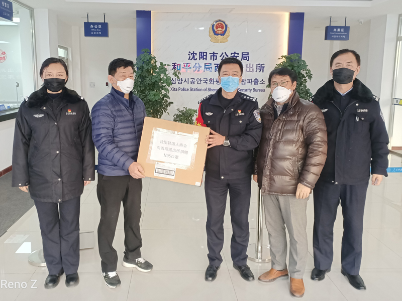 轄區(qū)的外國友人通過韓商會(huì)購買一箱N95口罩送到派出所，表達(dá)對警務(wù)工作站的感謝之情