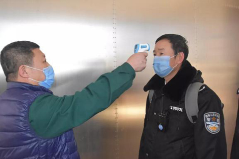 趙鐵成(右)接受體溫測量