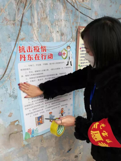 志愿者張貼抗擊疫情海報
