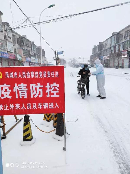 檢察干警堅(jiān)守在疫情防控卡點(diǎn)