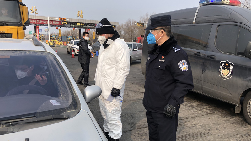 陳玉民（右一）