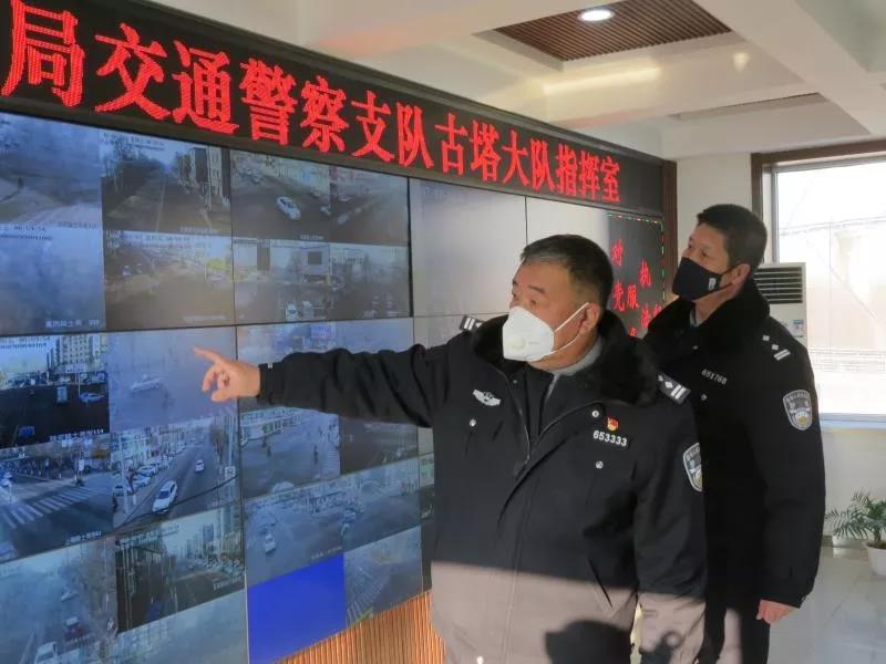 劉暉（左）在指揮中心調(diào)度交通情況，