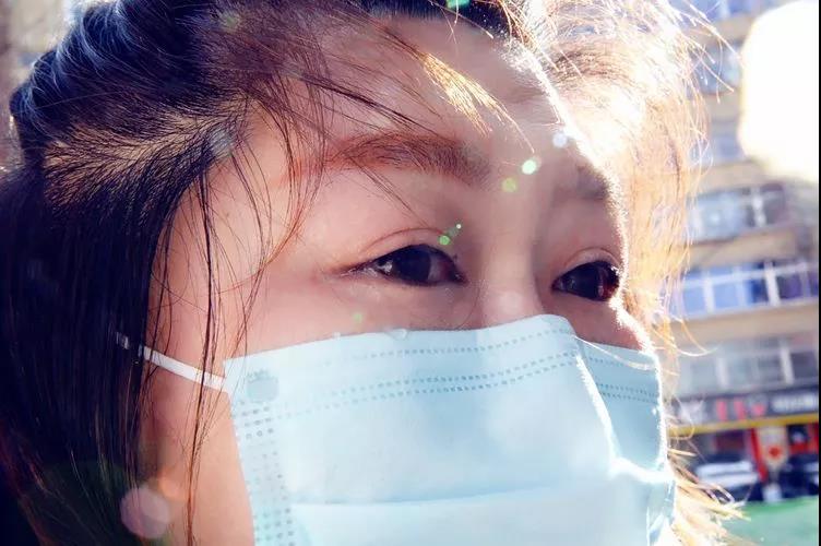 望著父親的背影，女兒眼里全是淚水