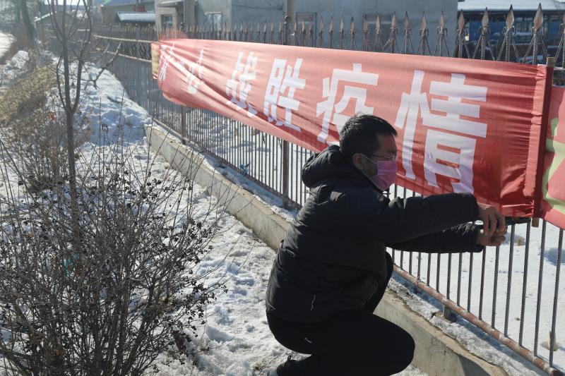 朱元興在懸掛條幅