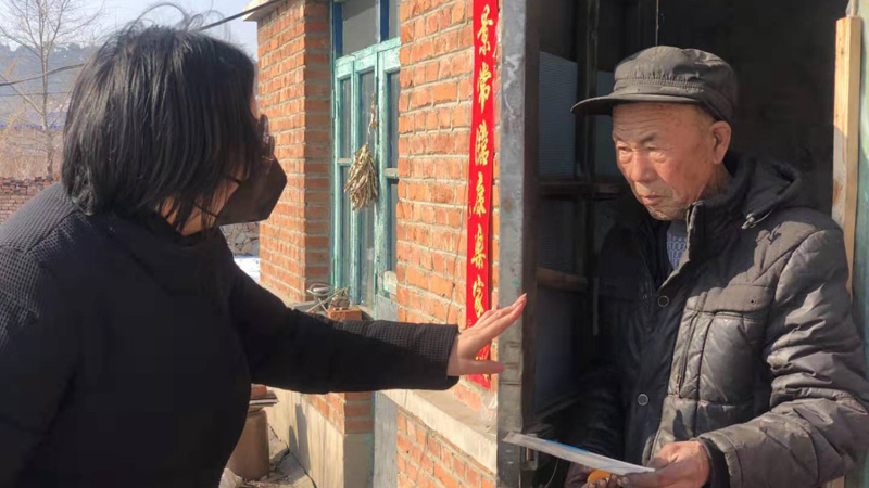 仲鳴走訪貧困戶