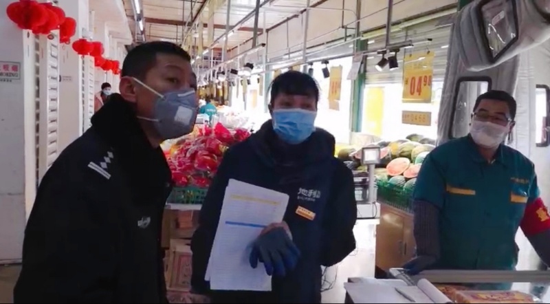 耿春宇（左）在進行防疫巡查