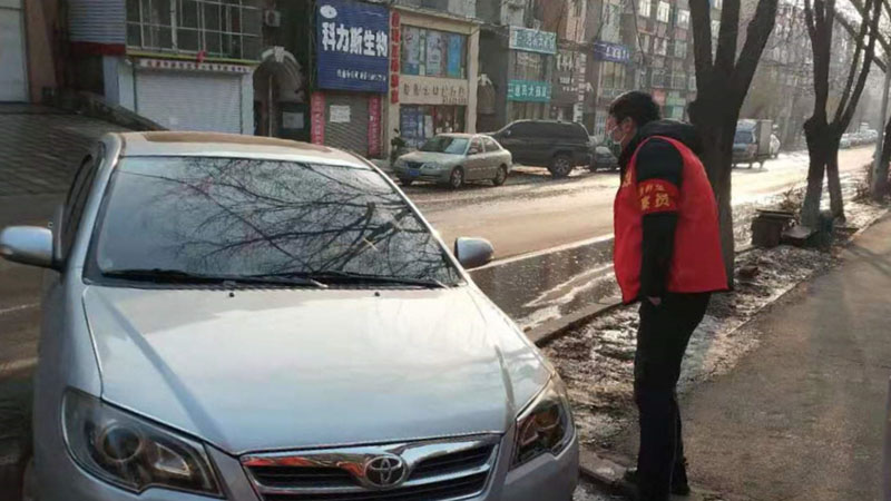 劉守政總是第一個走向來往車輛進(jìn)行登記信息