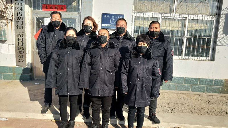 黨支部成員堅定地在一起抗擊疫情