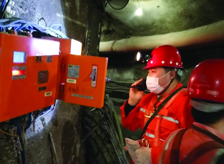 李野在礦井中進(jìn)行危爆物品相關(guān)檢查