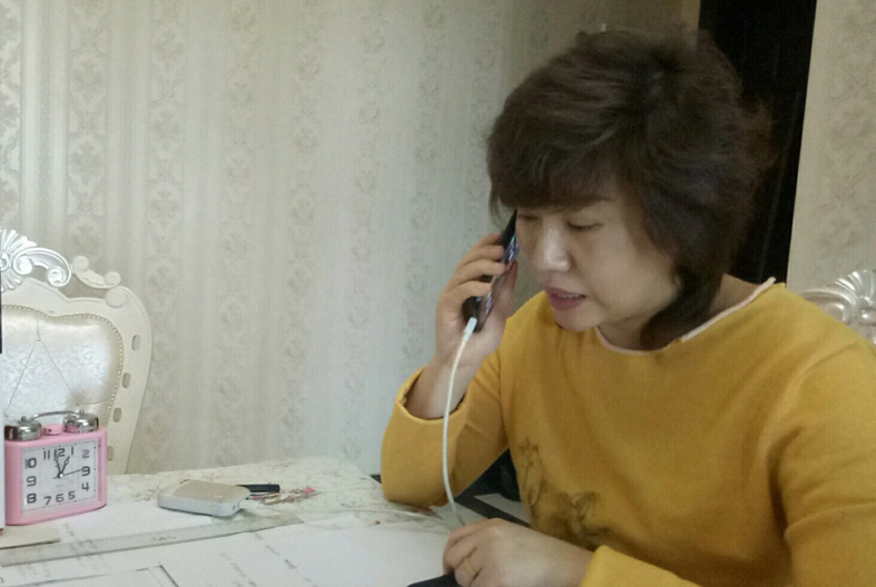 周莉通過電話對隔離人員進行心理疏導