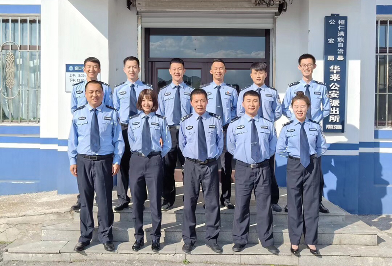 朱哨兵（一排左三）生前與派出所同事合照