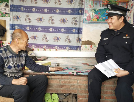 欒華鐳（右）在村民中進(jìn)行走訪