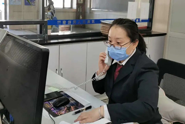 案管大廳工作人員電話解答閱卷咨詢