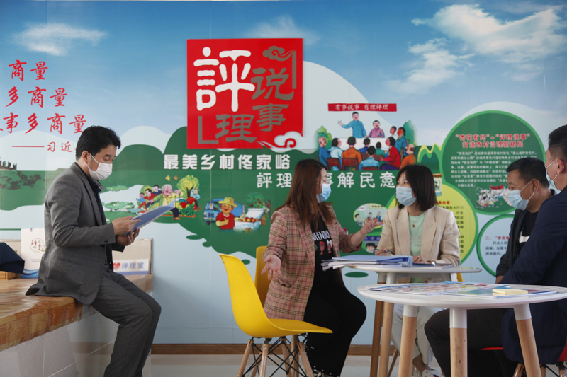 配文1:本報(bào)記者(左三)了解佟家峪村評(píng)事點(diǎn)情況