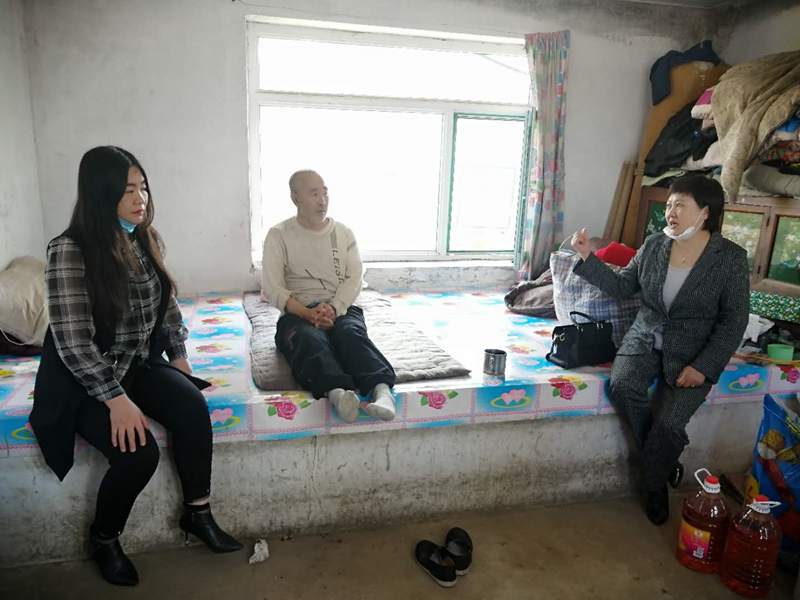 張明華（右一）慰問(wèn)困難群眾