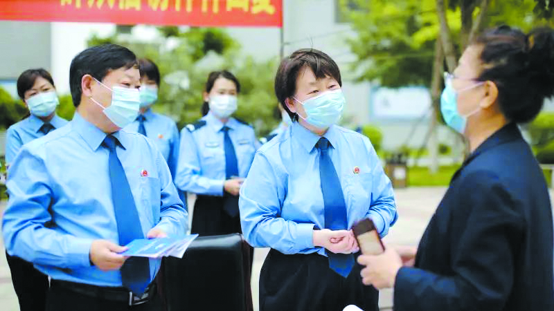 配文2：吳鳳杰（中）耐心解答群眾咨詢