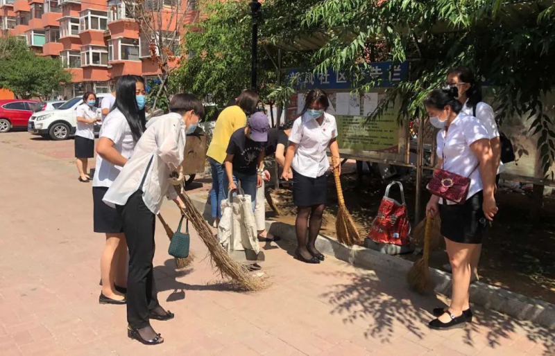 檢察干警與社區(qū)干部在職黨員打掃環(huán)境衛(wèi)生_編輯