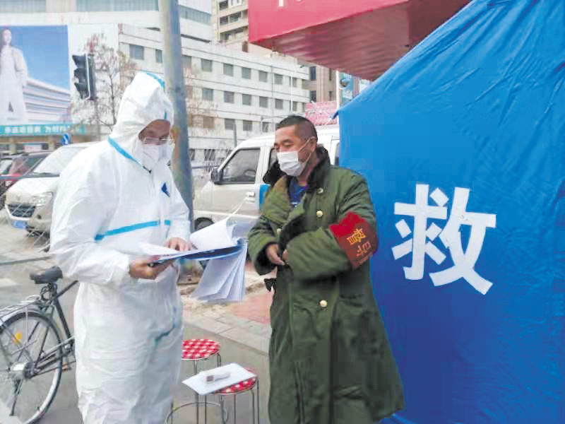 于成武（左）在社區(qū)參加防疫工作。