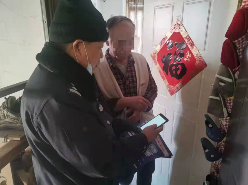 a社區(qū)民警孟祥明1月1日入戶進(jìn)行反電詐宣傳