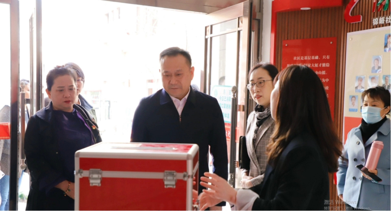 本溪市委常委、政法委書記徐勝（中）到“支部共建、社區(qū)共治”示范點(diǎn)調(diào)研