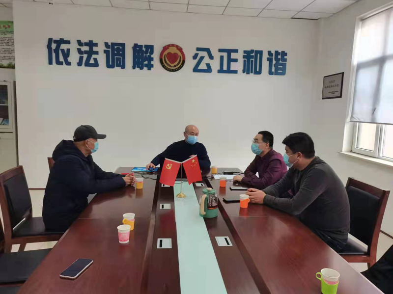 配文2:于長征(中)主持調(diào)解