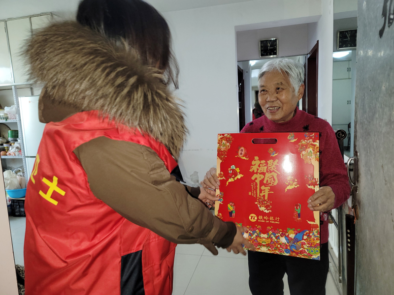 “鐵嶺衛(wèi)士”網(wǎng)格員為獨(dú)居老人“送福”