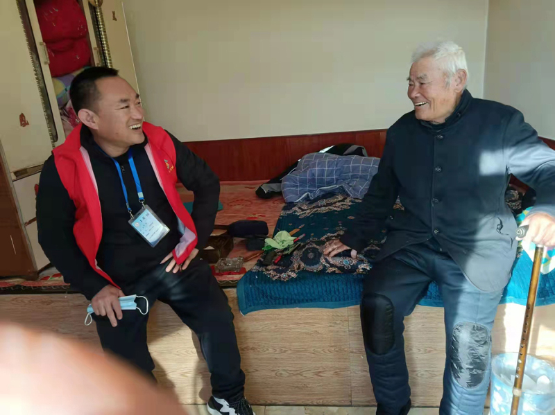 上門了解群眾需求。