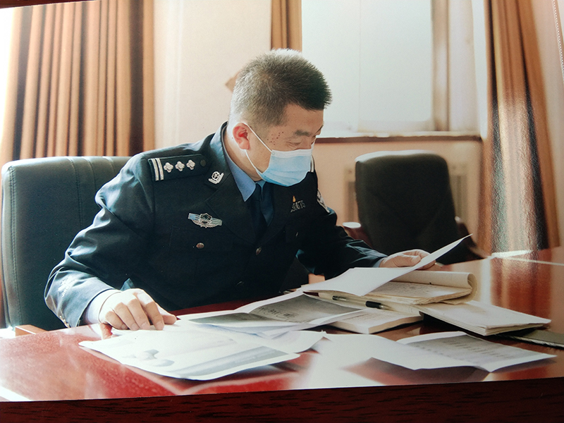 王東在分析案情，不放過一絲可疑線索