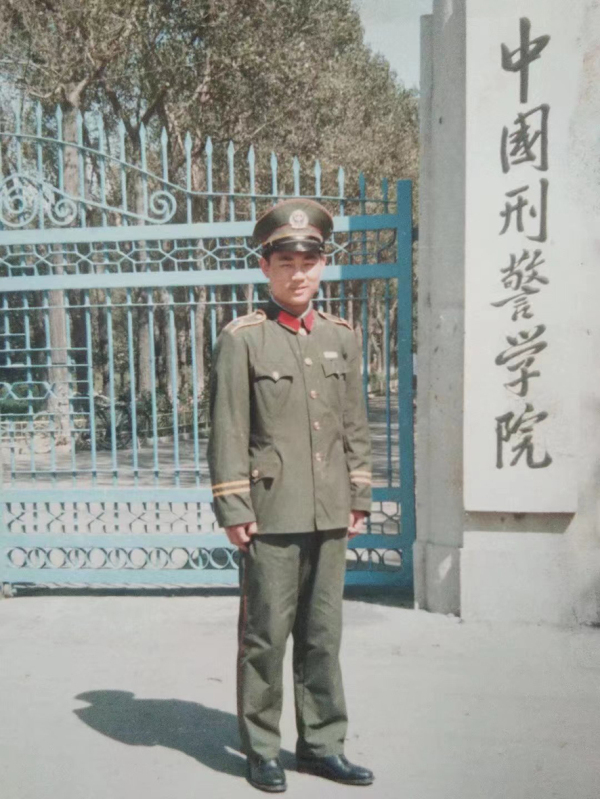 穿上警服，黃國(guó)華信心滿滿