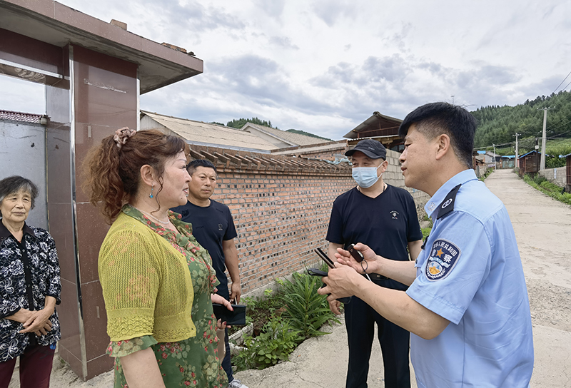 張獻(xiàn)軍（右一）上門調(diào)解