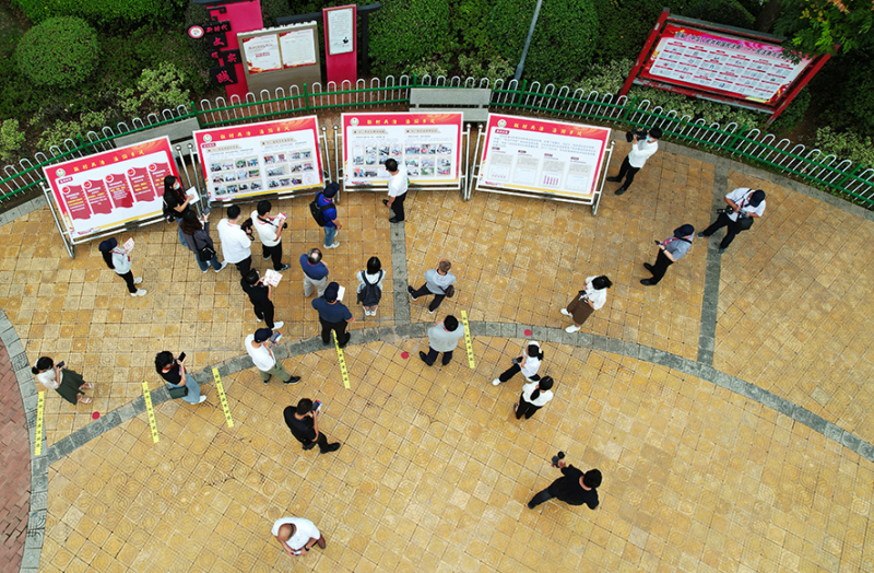 采訪團(tuán)記者在江西省贛州市尋烏縣長寧鎮(zhèn)三二五村法治廣場采訪