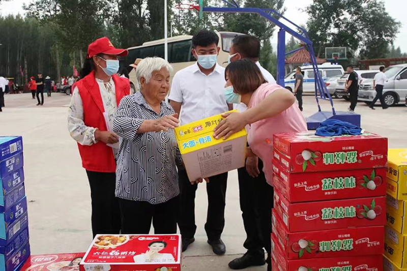 喀左縣尤杖子鄉(xiāng)前鋼溝村開(kāi)展道德銀行積分兌換活動(dòng)