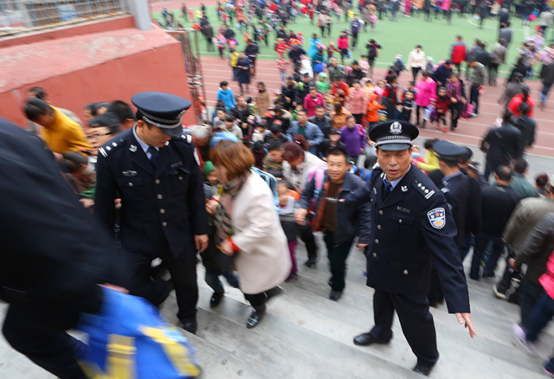 本溪市公安局明山公安分局結(jié)合流動(dòng)警務(wù)設(shè)立護(hù)學(xué)崗。