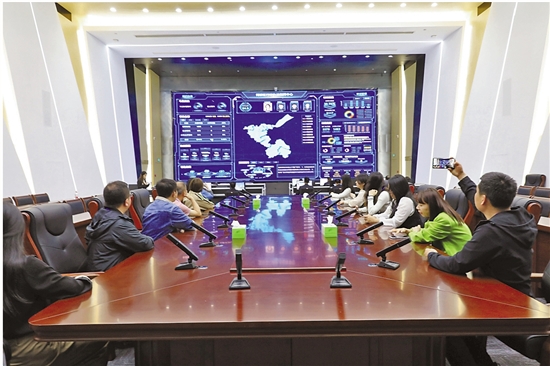 采訪團(tuán)參觀紹興市柯橋區(qū)行政執(zhí)法指揮中心。