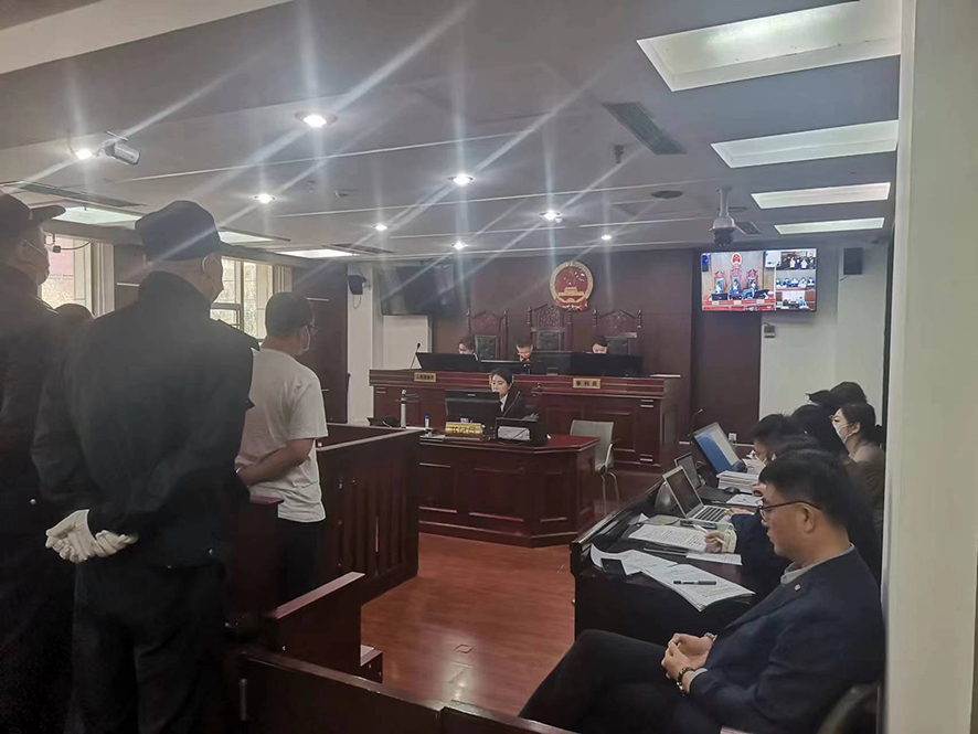 配文1：沈陽(yáng)市大東區(qū)法院審理刑事案件現(xiàn)場(chǎng)。