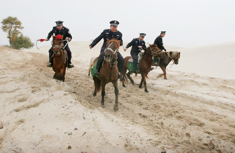 2009年10月，“馬背110”民警在奔赴警情現(xiàn)場(chǎng)。