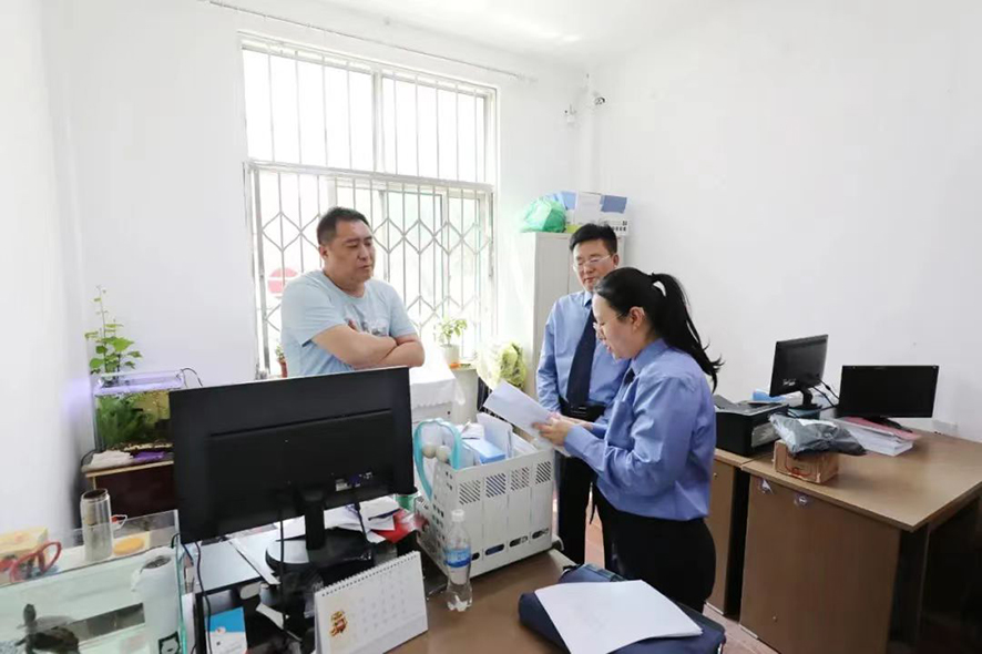 檢察官到郭某所在社區(qū)了解情況