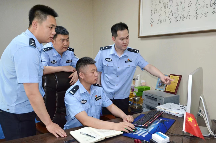 鄭群（右二）正在和同事研究案件