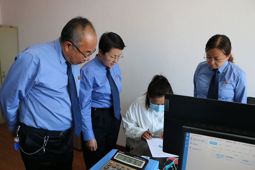 【司法為民配圖】東港市檢察院檢察官正在核查受救助人員資料