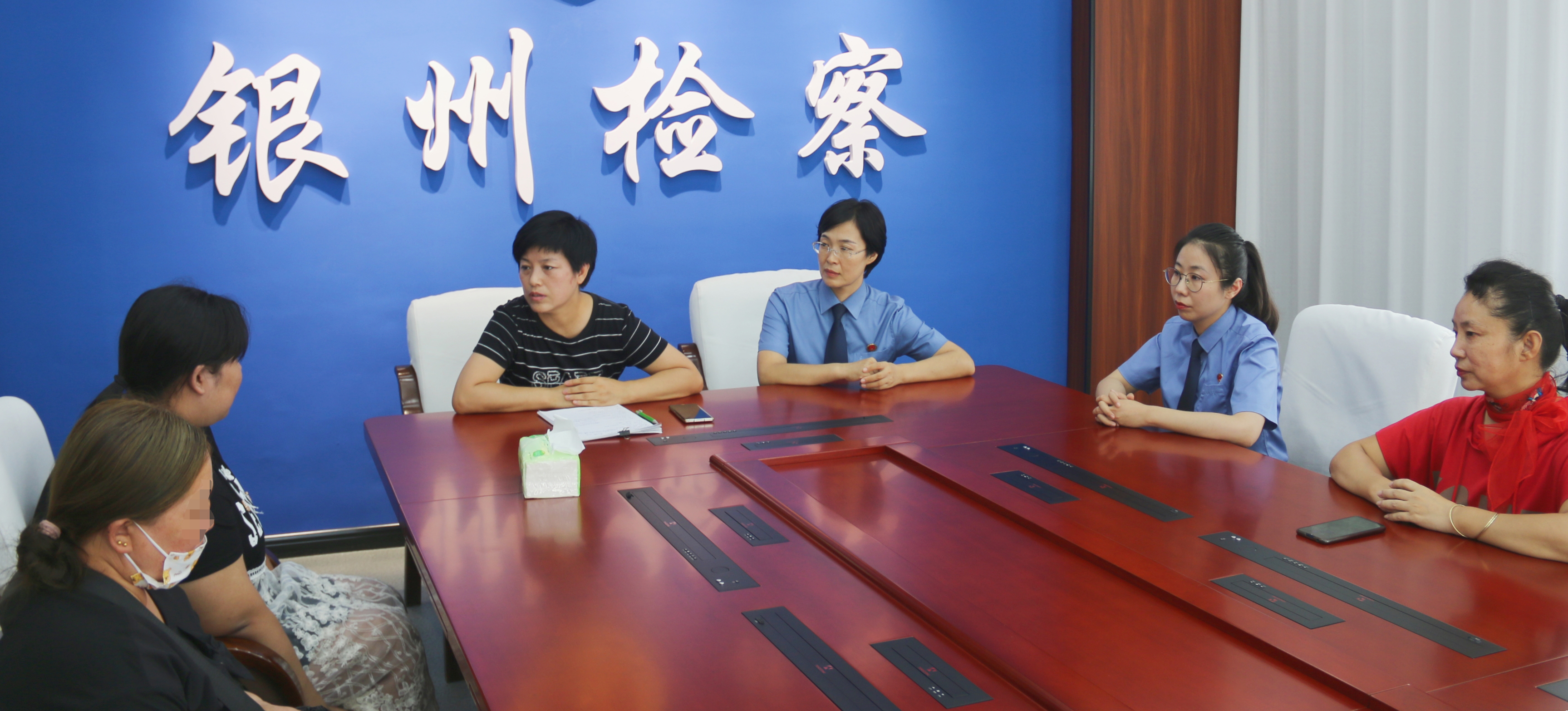 鐵嶺市區(qū)兩級檢察機(jī)關(guān)協(xié)助被害人核實(shí)支持起訴證據(jù)