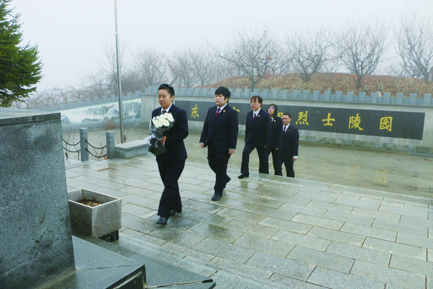 檢察官到前陽(yáng)烈士陵園緬懷英烈