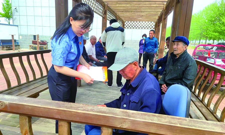 檢察官走進(jìn)網(wǎng)格開展普法宣傳